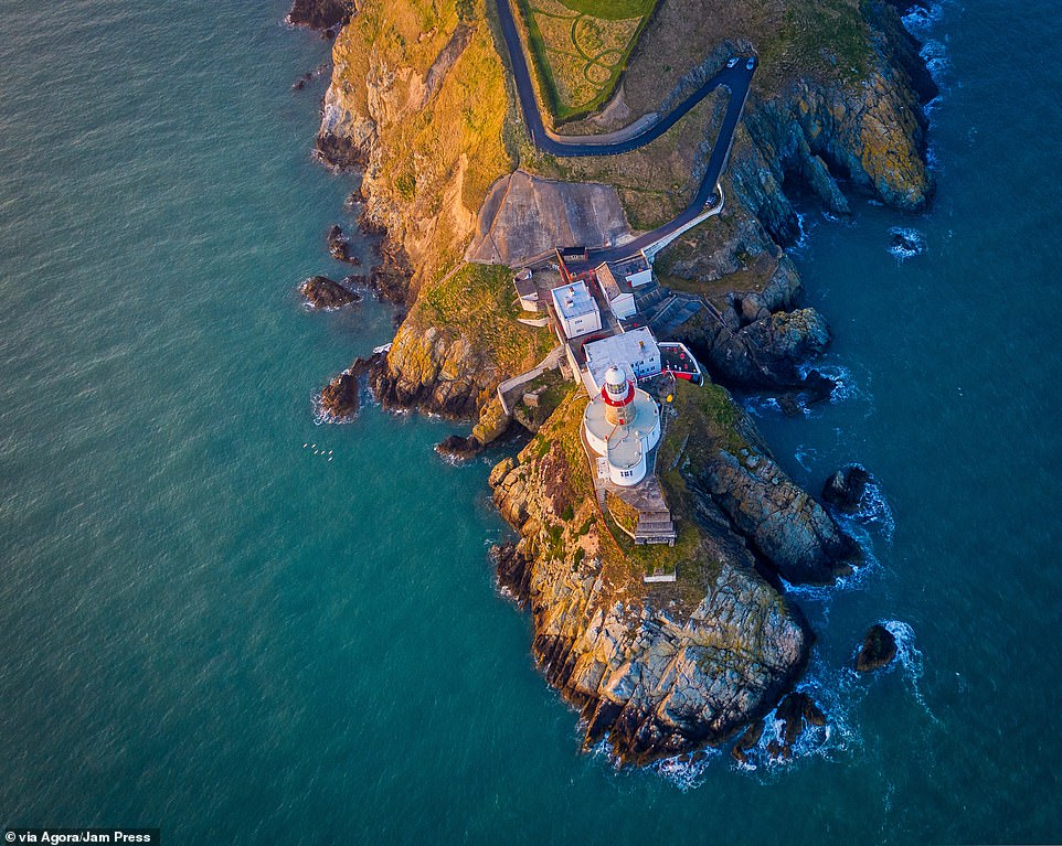 Bức ảnh chụp ngọn hải đăng Baily ở Howth, Ireland của Juan Sanchez là một trong 50 bức ảnh đẹp nhất của AGORA Images Beauty năm nay.
