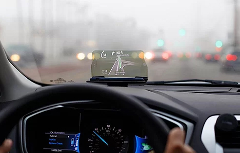 Công nghệ HUD hiển thị các thông tin giúp tài xế tập trung quan sát đường.