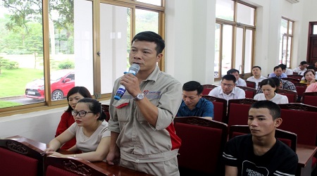 Đại diện người lao động đặt câu hỏi với đồng chí Bí thư, Chủ tịch UBND huyện Hoành Bồ tại chương trình gặp mặt, trao đổi với CNVCLĐ trên địa bàn huyện.