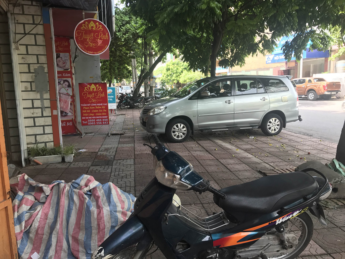 Do không có điểm đỗ nên nhiều xe ô tô tại phường Cao Xanh (TP Hạ Long) đỗ ngay trên vỉa hè. Ảnh chụp ngày 20/7