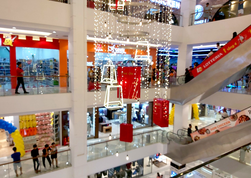 Trung tâm thương mại Vincom Móng Cái mới được đưa vào hoạt động thu hút đông ddaor người dân, du khách đến mua sắm.