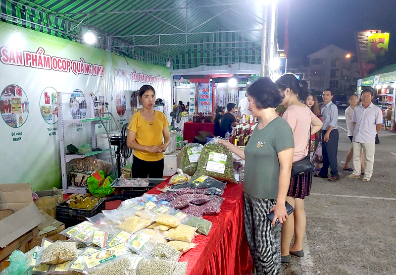 Các gian hàng giới thiệu sản phẩm OCOP của các địa phương tổ chức tại BigC Hạ Long trong tháng 8/2019 thu hút nhiều người dân đến mua sắm.