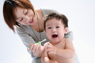 Bố mẹ là  người chịu trách nhiệm vệ sinh răng miệng  cho trẻ khi chúng còn nhỏ