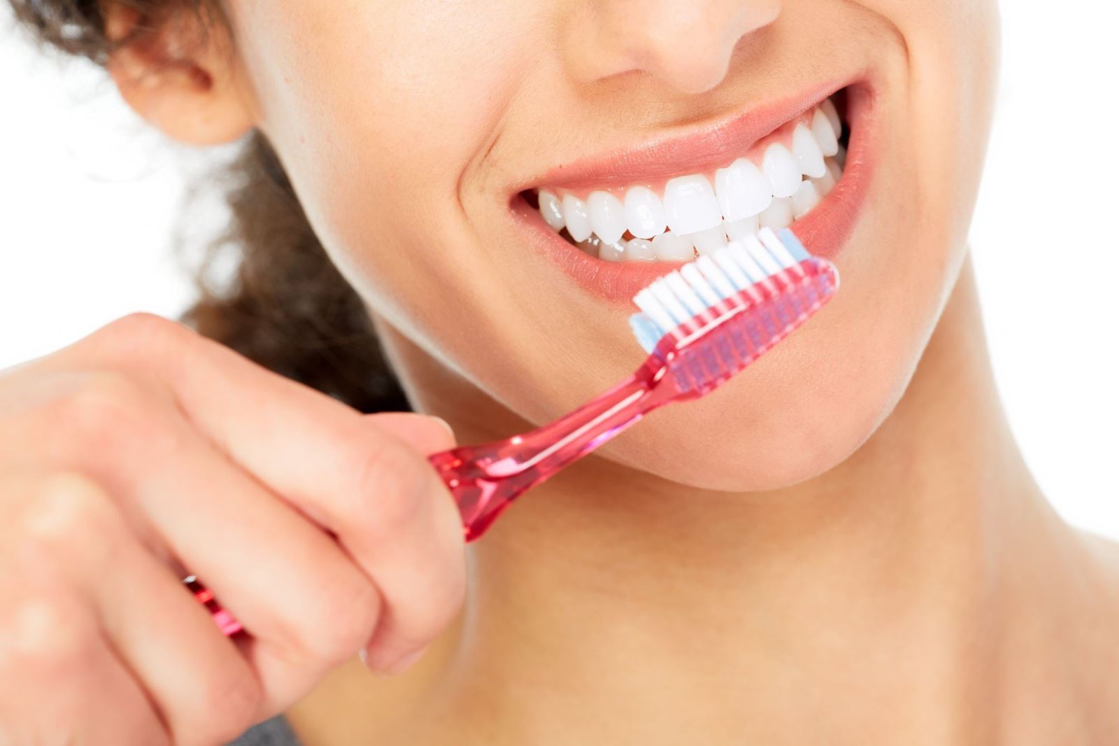Vệ sinh răng miệng đúng cách để hạn chế sự hình thành cao răng.