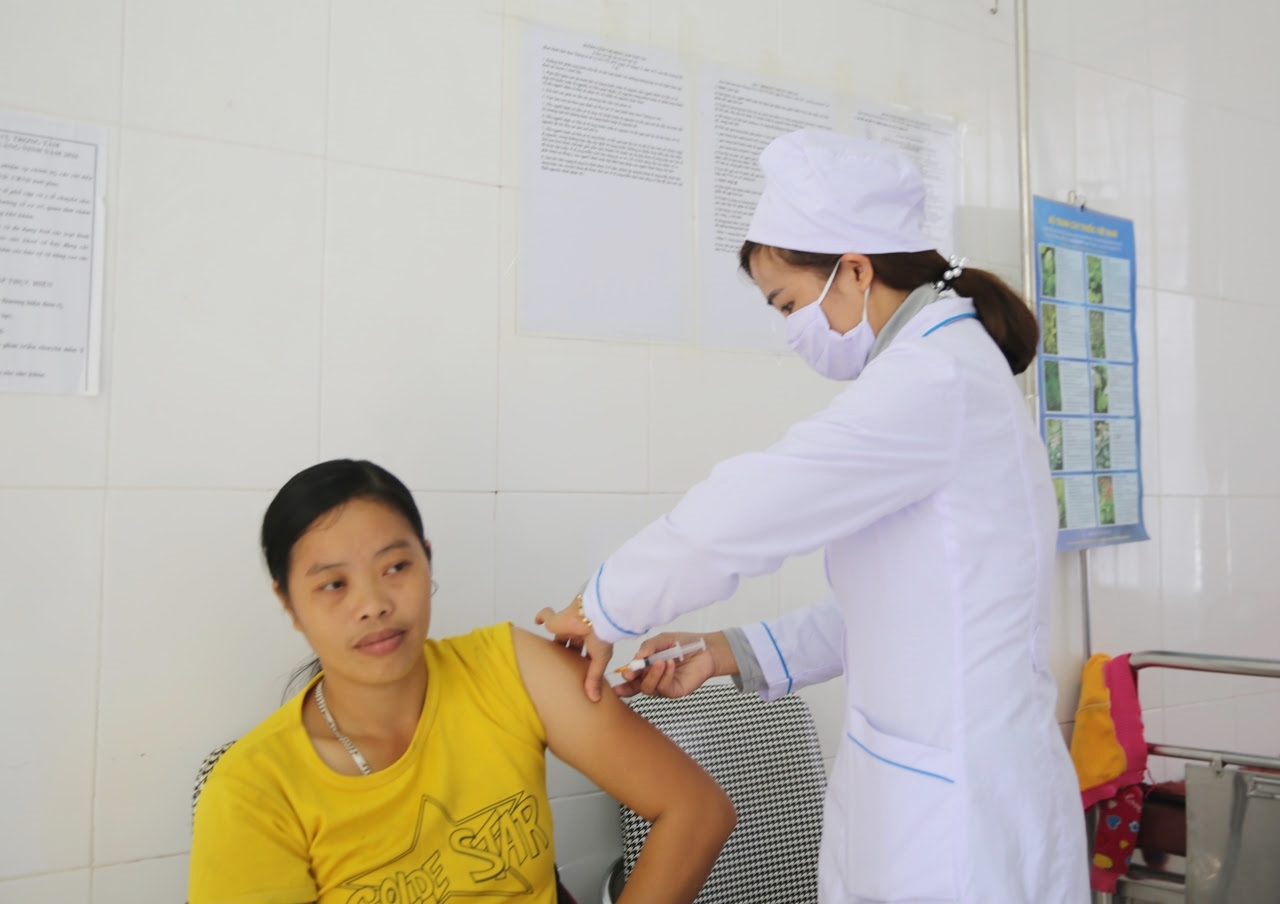 Chị được tiêm thuốc tránh thai miễn phí tại Trạm y tế xã Đồn Đạc, huyện Ba Chẽ.