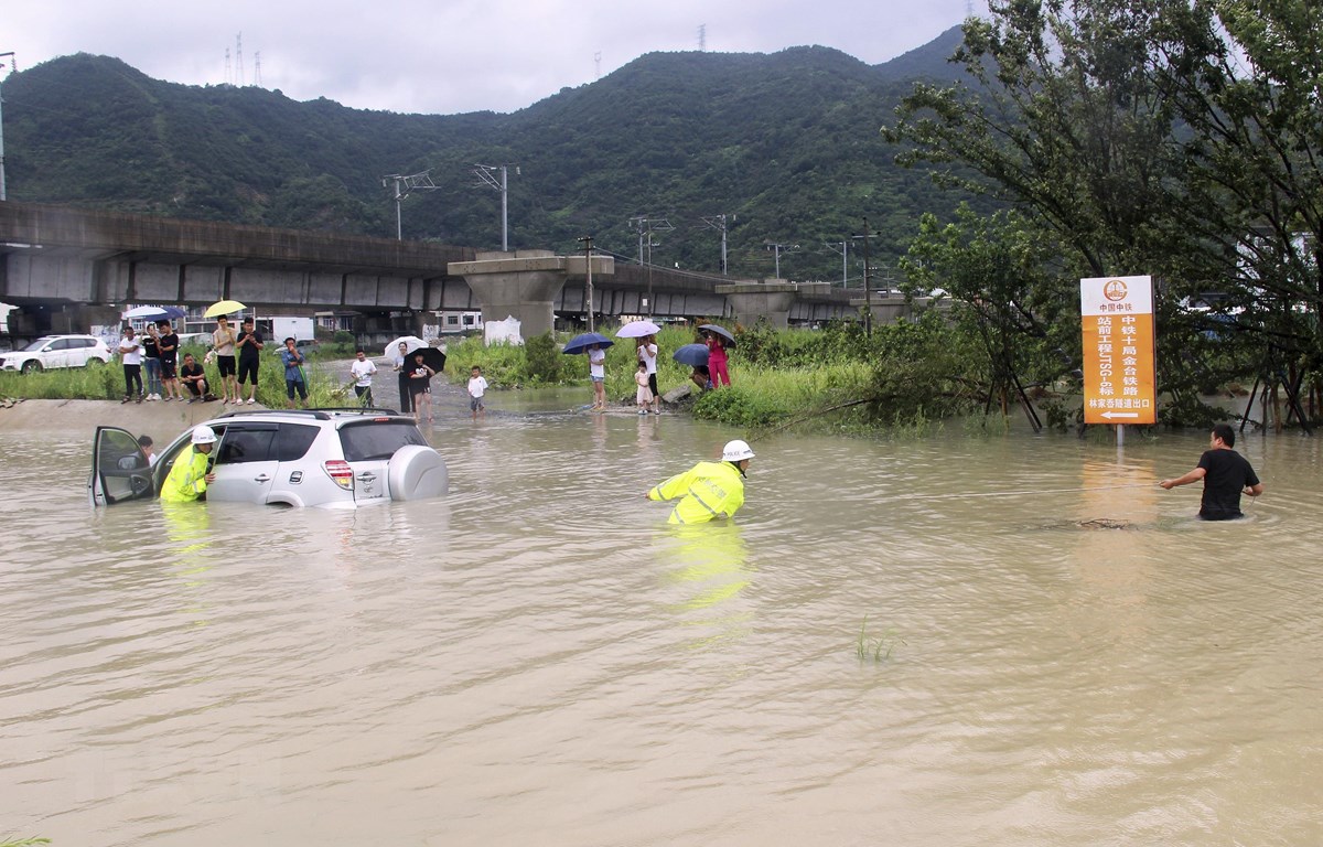 Cảnh ngập lụt sau những trận mưa lớn do ảnh hưởng của bão Lekima tại tỉnh Chiết Giang, Trung Quốc, ngày 10/8. (Ảnh: THX/TTXVN)
