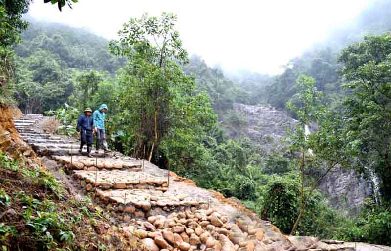 Hiện nay thác Pạc Sủi đã có đường bộ dể du khách leo lên ngắm thác