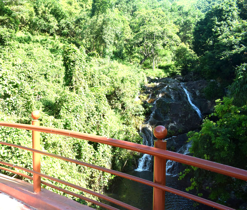 Đứng trên cầu, du khách có thể nhìn trọn vẹn cảnh thác