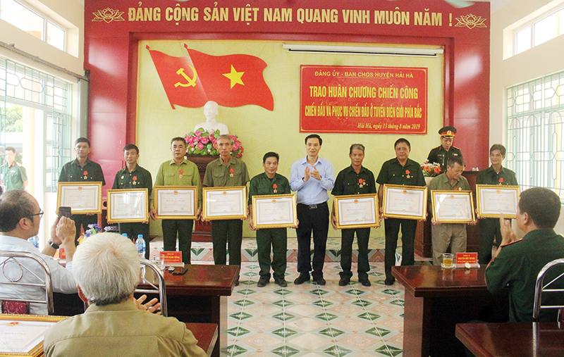Đồng chí Nguyễn Mạnh Cường, Bí thư Huyện ủy, Chủ tịch HĐND huyện Hải Hà, trao Huân chương Chiến công cho các cá nhân.