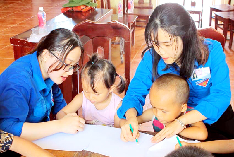 Đội sinh viên tình nguyện Khoa Y dược, Đại học Quốc gia Hà Nội dạy học cho thiếu nhi thôn Khe Xa, xã Đạp Thanh.