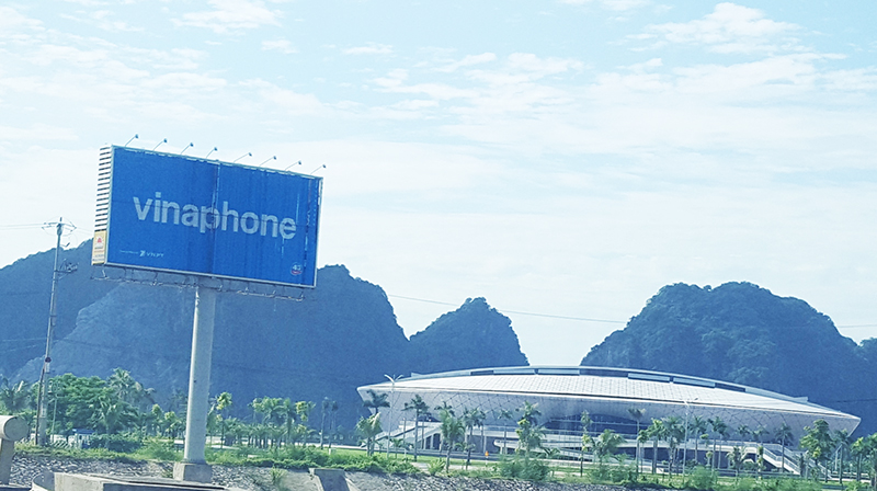 Biến quảng cáo tấm lớn đặt tại khu vực Nhà thi đấu đa năng tỉnh tại phường Đại Yên, TP Hạ Long