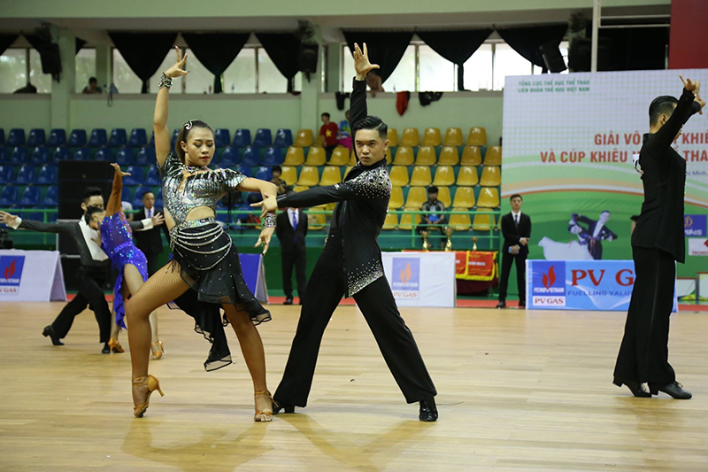 Đôi nhảy Đặng Gia Anh Tú - Nguyễn Thu Trang (Quảng Ninh) thi đấu tại giải.