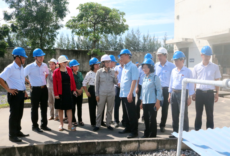 Đoàn giám sát kiểm tra khu vực xử lý nước thải Công ty CP Nhiệt điện Cẩm Phả.