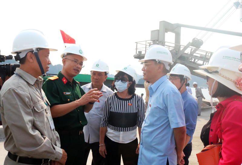 Đoàn giám sát kiểm tra khu vực cảng xuất xi măng của Công ty CP Xi măng Cẩm Phả.