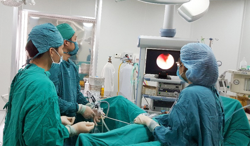 Đội ngũ y, bác sĩ Bệnh viện ĐKKV Cẩm Phả phẫu thuật nội soi tán sỏi ngược dòng.