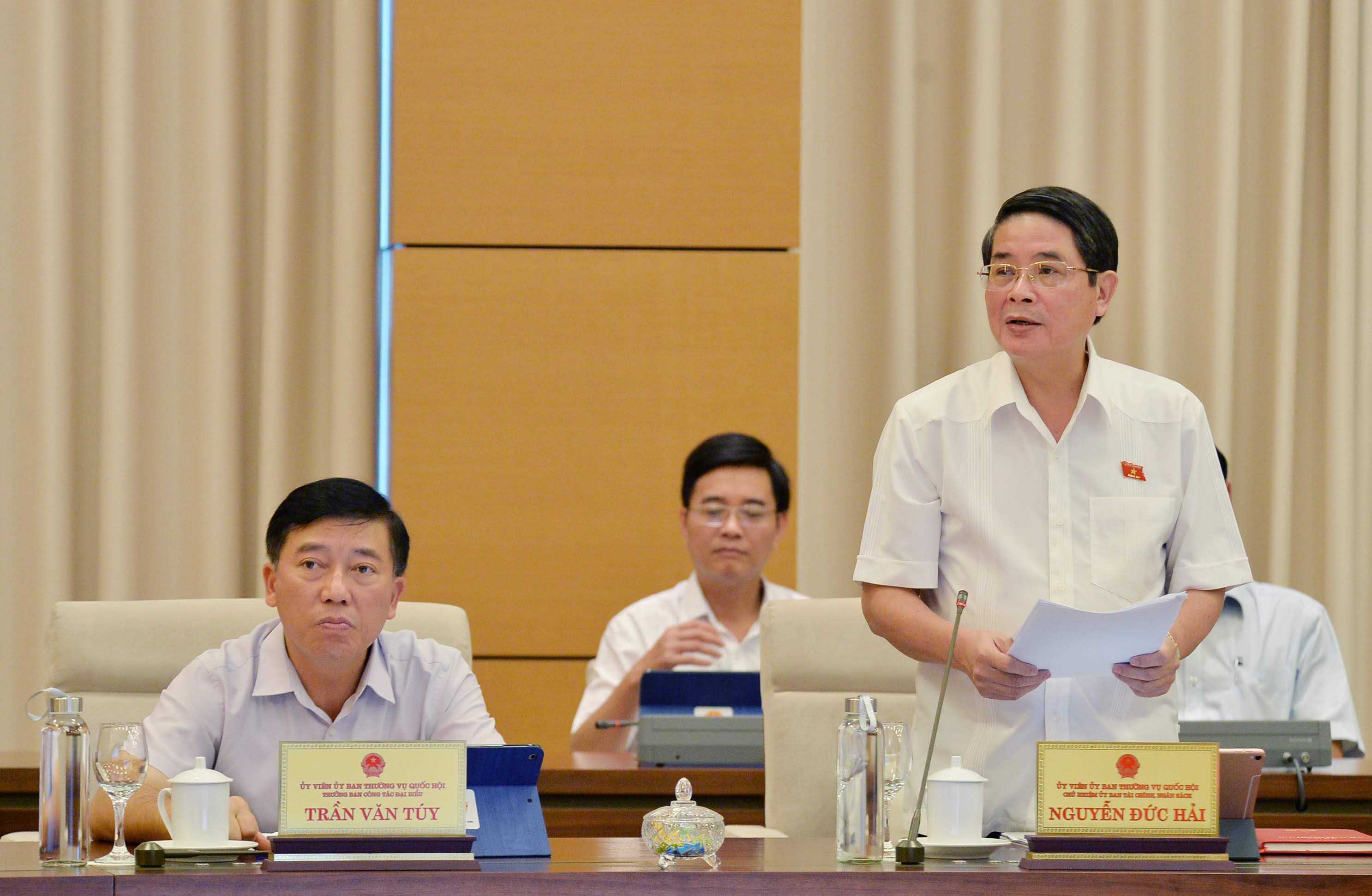 Chủ nhiệm Uỷ ban Tài chính - Ngân sách Nguyễn Đức Hải trình bày báo cáo. Ảnh: VGP/Lê Sơn.