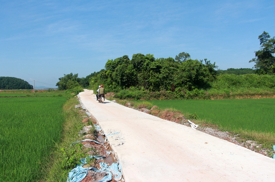Tuyến đường giao thông trên địa bàn thôn vừa được xây dựng.