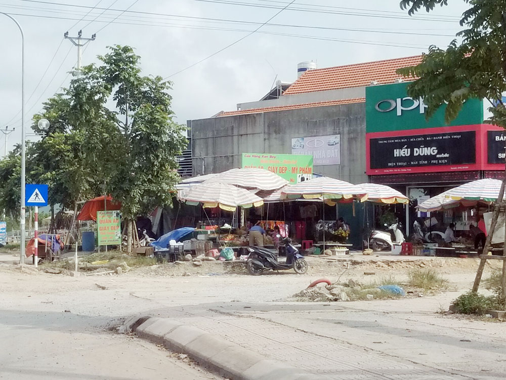 Khu vực ngã tư rẽ vào UBND xã Quảng Điền cũng có hàng chục quán cóc lấn chiếm vỉa hè.