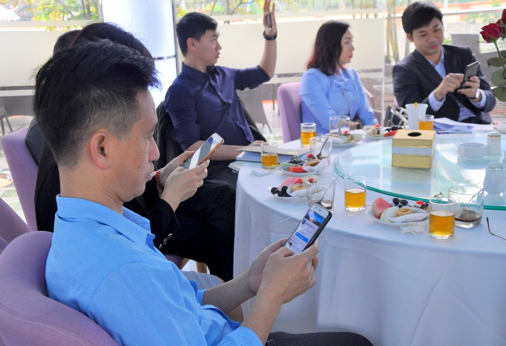 Các doanh nghiệp được giới thiệu và làm quen với ứng dụng Chính quyền điện tử tỉnh Quảng Ninh được tích hợp trên nền tảng ứng dụng Zalo.