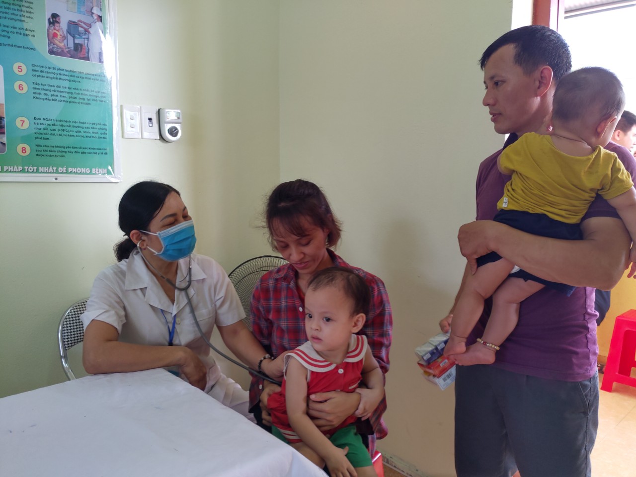 Bác sỹ thăm khám cho các trẻ bị suy dinh dưỡng.