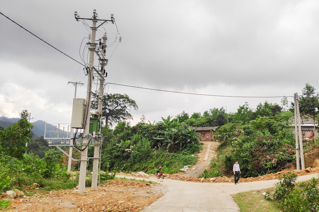 Cuối năm 2018, điện lưới đã về với bà con vùng cao bản Lý Quáng, xã Quảng Sơn.