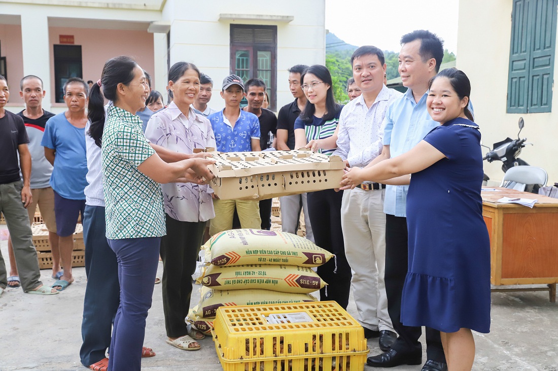 Thực hiện Dự án hỗ trợ mô hình chăn nuôi gà thương phẩm năm 2019, Hội Nông dân tỉnh trao gà giống Tiên Yên, thức ăn chăn nuôi và kinh phí cải tạo chuồng trại cho 18 hộ nghèo tại xã Lục Hồn, huyện Bình Liêu