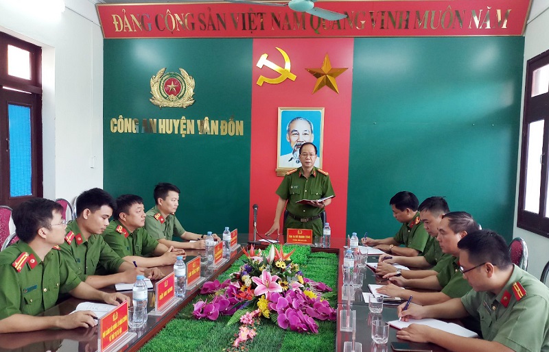 Sáng thứ 2 hằng tuần, Đảng ủy Công an Huyện Vân Đồn luôn tổ chức giao ban quán triệt các văn bản mới. cũng như  triển khai nhiệm vụ công tác trong tuần đến cán bộ chủ chốt đơn vị. 