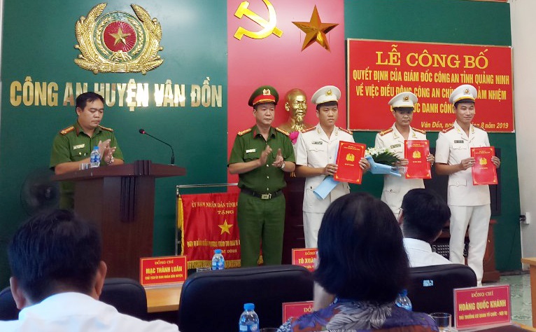 Đồng chí Bí thư Đảng ủy, Trưởng Công an huyện Vân Đồn trao Quyết định và chúc mừng các cán bộ Công an huyện vệ công tác tại Công an xã tại địa phương.