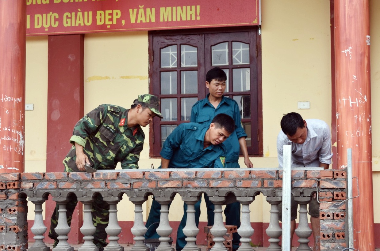 Cán bộ chiến sĩ LLVT huyện Tiên Yên và TX Quảng Yên chung tay xây dựng công trình Cổng chào 