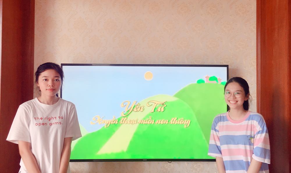 Hai tác giả Khánh Linh và Thu Huyền bên bộ phim hoạt hình 