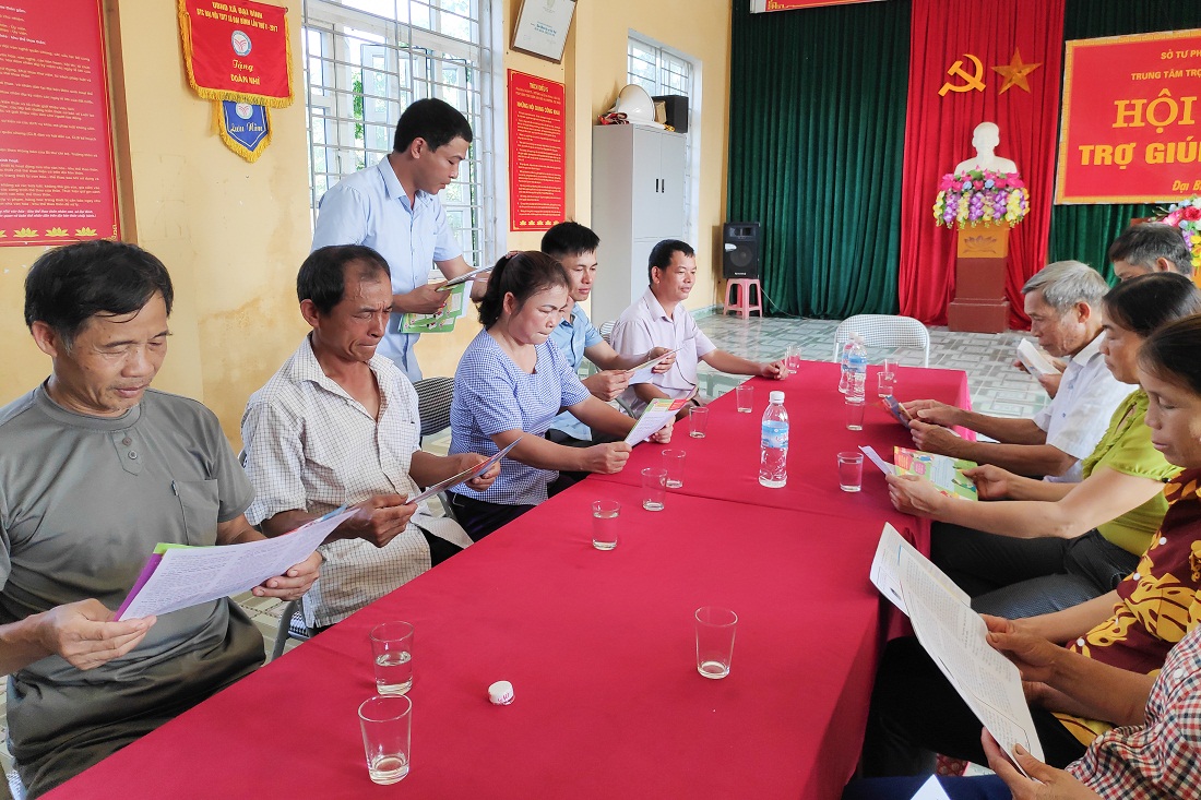 Một buổi sinh hoạt thôn Nhâm Cao (xã Đại Bình, huyện Đầm Hà) được lồng ghép tuyên truyền cho đại diện các chi hội, tổ dân cư về nội dung ATTP, phân biệt hàng hóa kém chất lượng.
