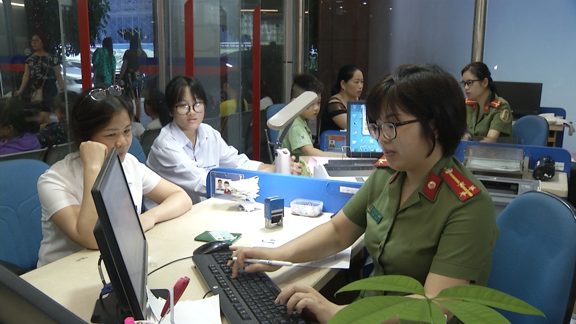 Cán bộ Công an tỉnh cấp Hộ chiếu cho công dân tại Trung tâm phục vụ HCC tỉnh.