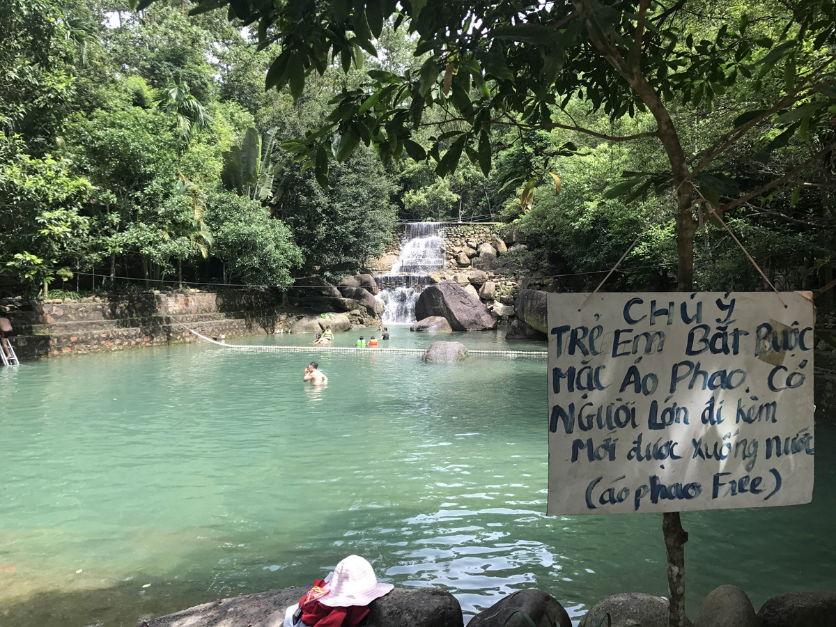 Biển cảnh báo tại bể bơi của Khu vườn treo tranh Việt Nam nằm tại tổ 4, khu 2 phường Việt Hưng, TP Hạ Long