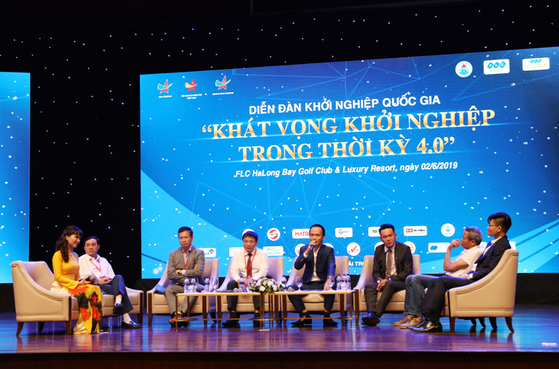 Lãnh đạo tỉnh Quảng Ninh và các doanh nhân giải đáp, chia sẻ những kinh nghiệm, bài học trong quá trình khởi nghiệp, phát triển doanh nghiệp.