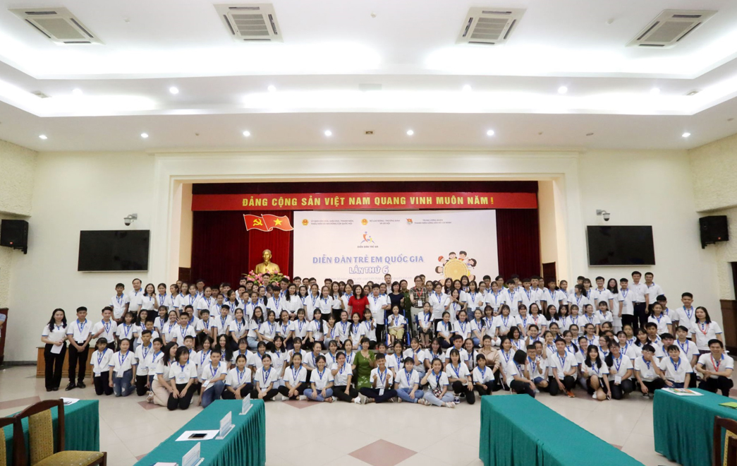 Lãnh đạo Bộ LĐ-TB&XH chụp ảnh lưu niệm với đại biểu trẻ em tham dự Diễn đàn trẻ em quốc  gia lần thứ 6.