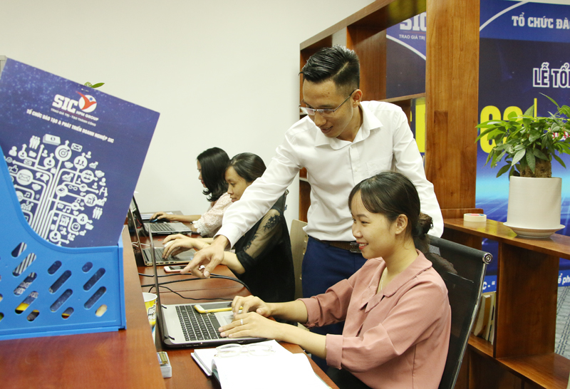 Anh Nguyễn Văn Đạt cùng nhân viên công ty rà soát các chương trình đào tạo doanh nghiệp.