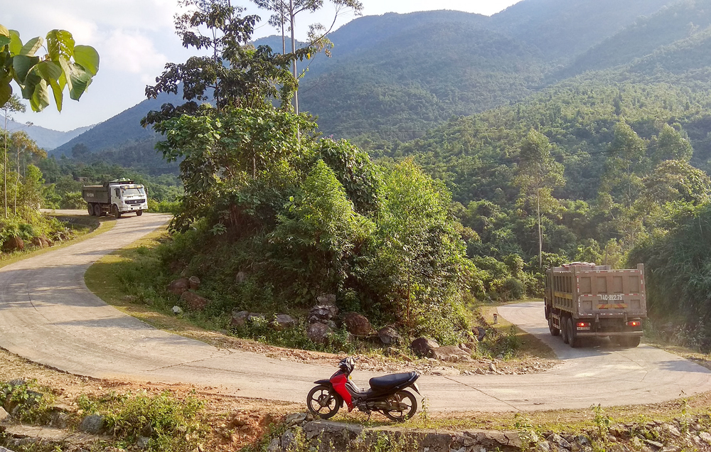 tuyến đường QL18C từ Đồng Văn (huyện Bình Liêu) sang cửa khẩu Bắc Phong Sinh (Hải Hà) dốc, nhiều đoạn ua gấp nguy hiểm