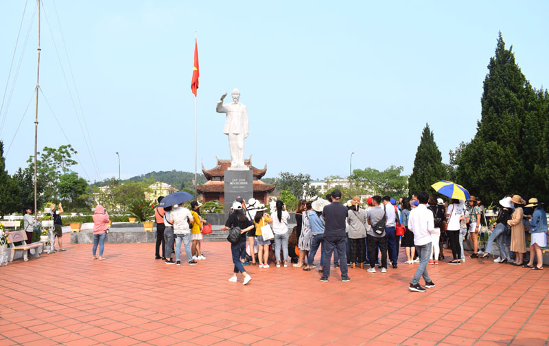 Hầu hết các du khách gần xa khi đến với Cô Tô dều đến nơi dựng tượng đài Bác Hồ