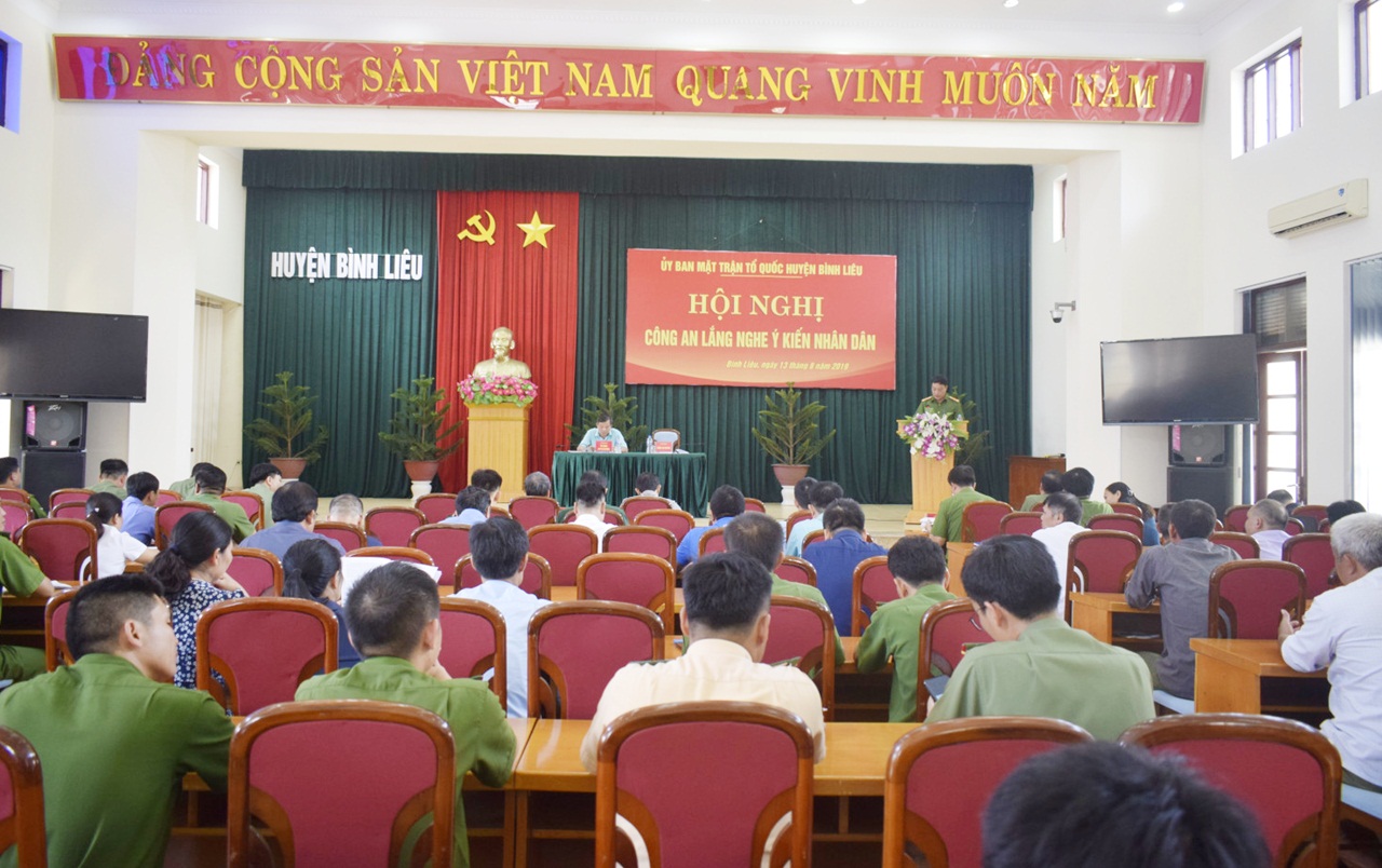 Công an huyện Bình Liêu tổ chức diễn đàn Công an lắng nghe ý kiến nhân dân.