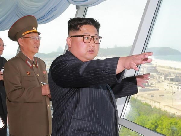 Tổng cục trưởng Tổng cục Chính trị Quân đội Nhân dân Triều Tiên Kim Su-gil cùng nhà lãnh đạo Kim Jong-un. (Nguồn: KCNA)