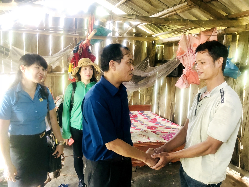 Đại diện Ngân hàng Nhà nước chi nhánh Quảng Ninh trao tặng kinh phí hỗ trợ xây dựng nhà ở cho bà Tr