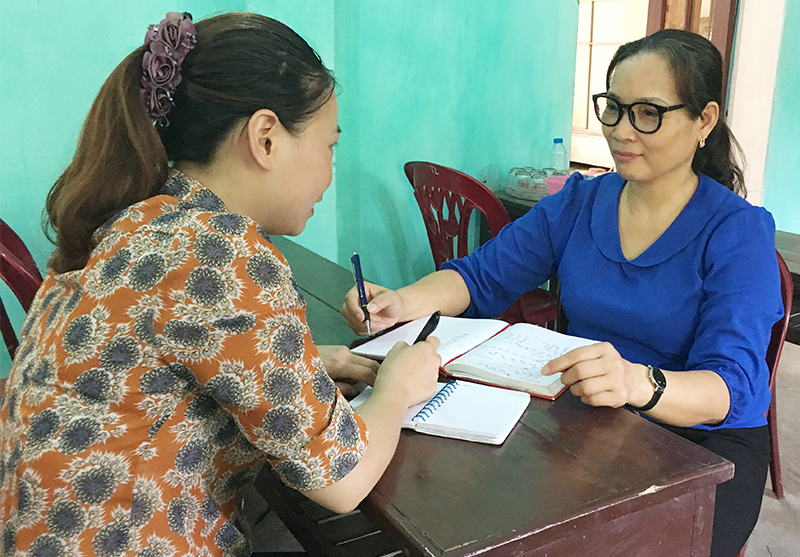 Chị Đỗ Thị Tuyết Thanh (áo xanh) trao đổi với đại diện cấp ủy phường Phương Đông về việc triển khai nhiệm vụ tại khu