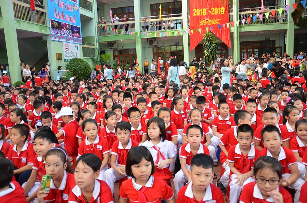Học sinh Trường Tiểu học Hạ Long hoạt động ngoài sân trường.