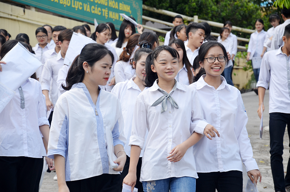 Học sinh Trường THPT Ngô Quyền rời sân trường.