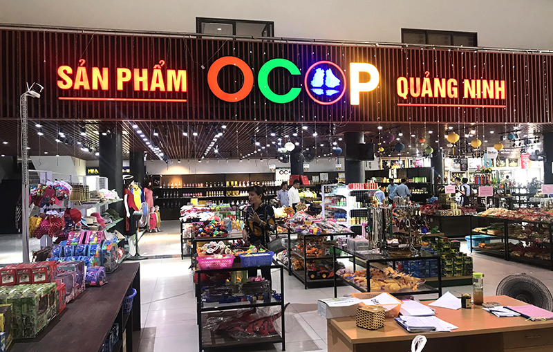 Gian hàng sản phẩm OCOP được du khách tin tưởng lựa chọn và mua sắm tại trạm dừng nghỉ Cổng tỉnh, TX Đông Triều.