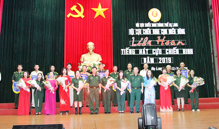 Ban Tổ chức tặng hoa và cờ lưu niệm cho các đơn vị tham gia Liên hoan.