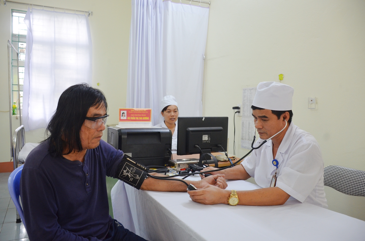 Khám chữa bệnh tại Trạm y tế Hồng Thái Tây, TX Đông Triều.