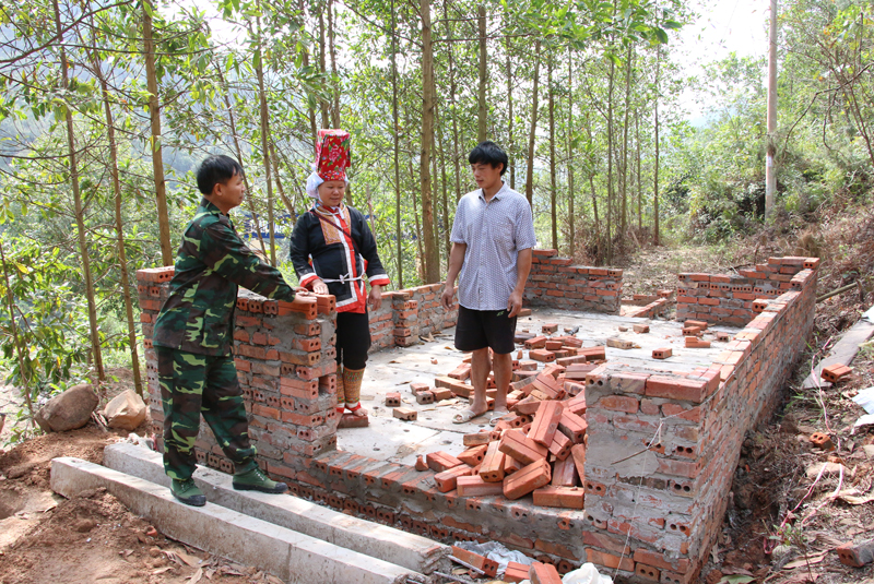Cán bộ Lâm trường 156 hướng dẫn gia đình anh Gioòng Trống Dẩu bản Bắc Cương, xã Hoành Mô (Bình Liêu) xây dựng chuồng trâu hợp vệ sinh. 