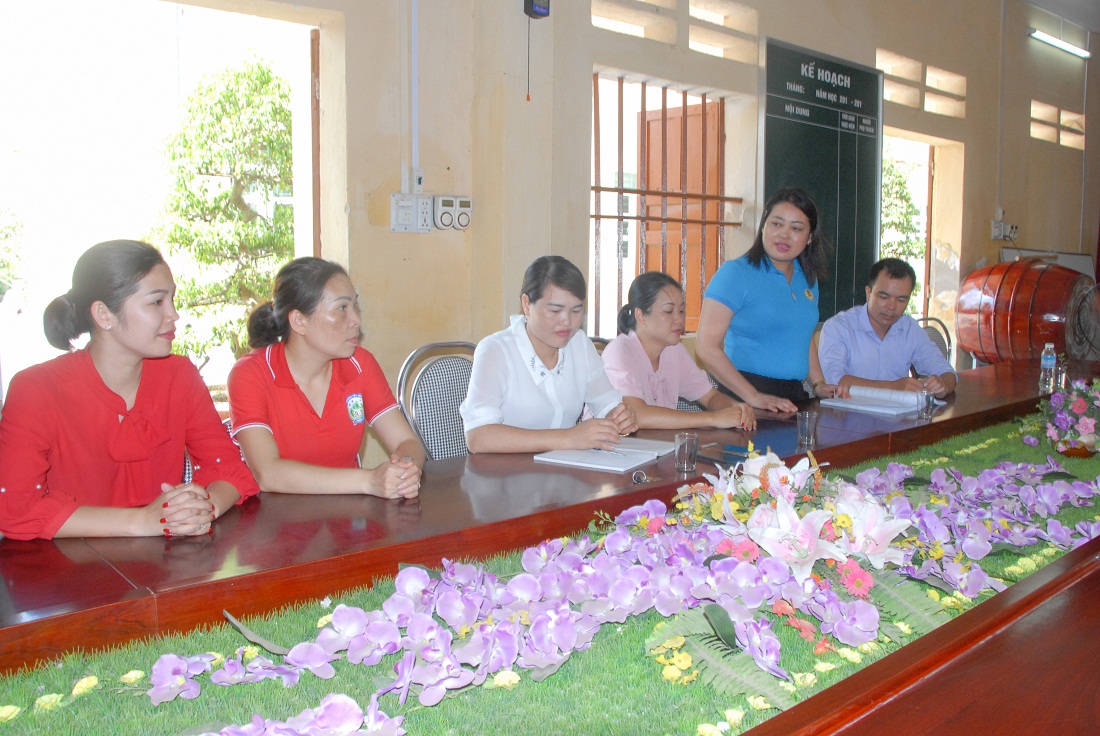 Cô giáo Nguyễn Thị Thắm (người đúng) trao đổi nhiệm vụ chuẩn bị năm học mới với đồng nghiệp tại trường Tiểu học Quảng Lâm (huyện Đầm Hà).
