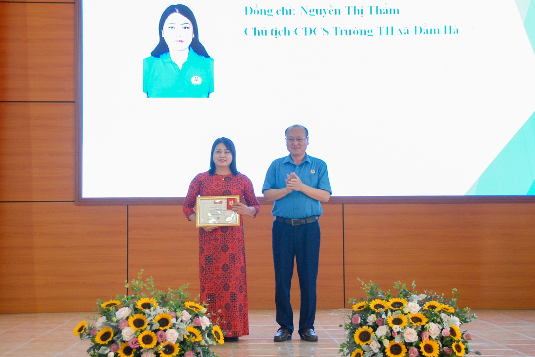 Cô giáo Nguyễn Thị Thắm (bên trái) vinh dự được nhận Kỷ niệm chương 
